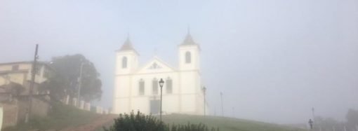 Cidade amanheceu encoberta pela neblina