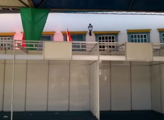 Moradores de Santa Luzia reclamam das barracas que tapam a fachada do casario