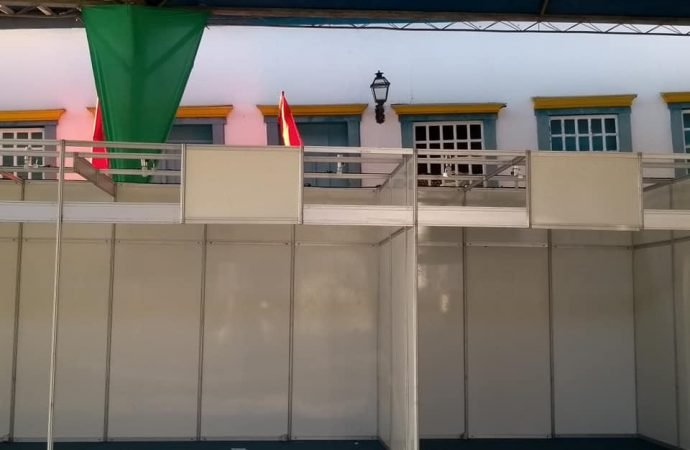 Moradores de Santa Luzia reclamam das barracas que tapam a fachada do casario
