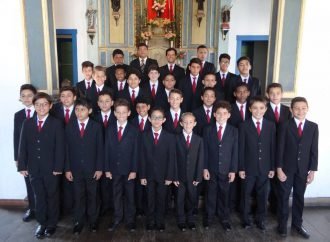 Apresentação do Coral Mater Ecclesiae e de Ana Giovanni encanta luzienses