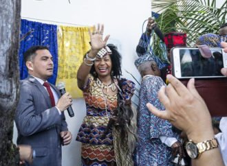 Rainha Diambi Kabatusuila é recepcionada no aeroporto por uma comitiva luziense