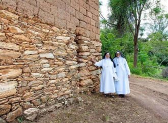 Muro de adobe do tricentenário Mosteiro de Macaúbas começa a ser restaurado