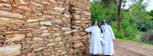 Muro de adobe do tricentenário Mosteiro de Macaúbas começa a ser restaurado