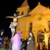 Na Sexta-feira da Paixão, procissão atrai multidão de fiéis às ruas de Santa Luzia