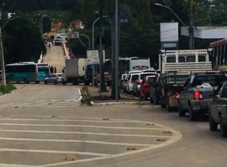 Problemas causados pelas enchentes persistem. Trânsito causa transtornos