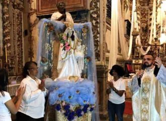 Em Santa Luzia, tradição de coroar Nossa Senhora continua mais viva do que nunca