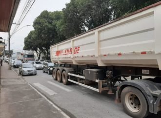 Com grandes caminhões de soja, trânsito na Rua do Comércio torna-se insuportável