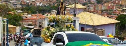 Moradores de Santa Luzia festejam Nossa Senhora Aparecida com longa carreata