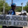 De bicicleta, morador de Santa Luzia faz trabalho louvável de educação ambiental