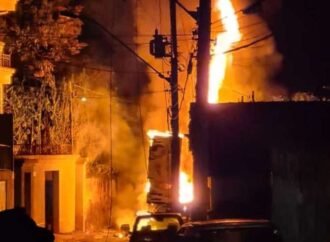 Caminhão pega fogo no Centro Histórico e deixa a Rua Floriano Peixoto sem energia