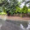 Chuva fraca, mas constante, inunda parcialmente a Rua Felipe Gabrich e causa transtornos