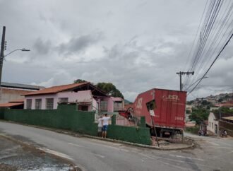 Caminhão com 32 mil quilos de sal destrói parcialmente o Clube Icaraí e a casa vizinha