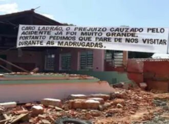 Faixa denunciando roubo no Icaraí chama a atenção para o drama vivido pelo clube