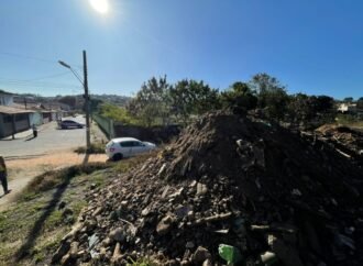 Agindo de forma ilegal, empresa VL! lança lixo e rejeitos no bairro Morada do Rio