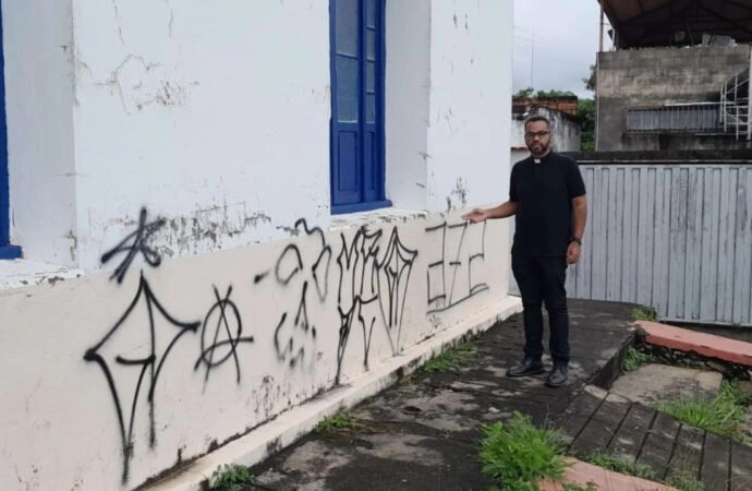 Mesmo tombada, Igreja do Rosário não escapa do abuso de pichadores
