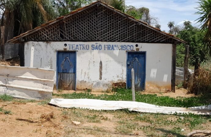 Aos 71 anos, Teatro São Francisco, em Taquaraçu, vive em completo abandono